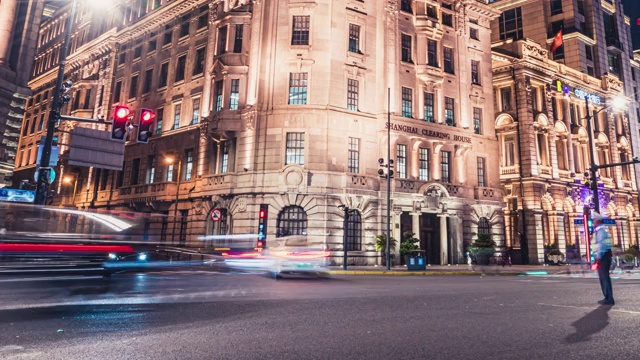 中国上海老建筑大厦和正大广场的环形人行天桥夜景