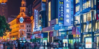 游客成群的人走在南京路步行街上购物的夜晚，上海街的夜晚时光流逝