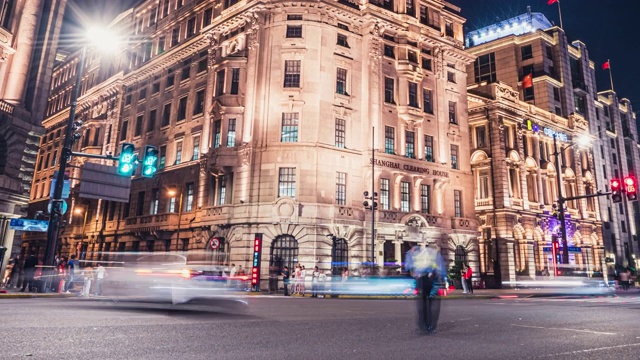 中国上海老建筑大厦和正大广场的环形人行天桥夜景