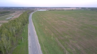 Flycam沿着田野和林带之间的高速公路移动视频素材模板下载