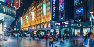 游客成群的人走在南京路步行街上购物的夜晚，上海街的夜晚时光流逝