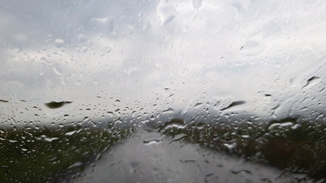 雨点落在挡风玻璃上