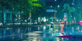 在雨中，人群穿过台湾台北市忠孝东路