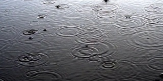 雨水落在水面上