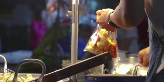 泰国清迈路街上的炸猪肉球