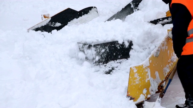 一场暴风雪过后，专门的扫雪机在城市街道上工作。