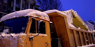 挖掘机清理城市街道上的大量积雪。