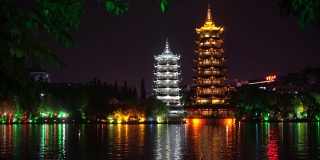 中国桂林，黑暗中的日月双塔。