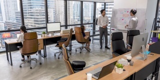 4K超高清延时:亚洲员工在现代繁忙的办公室工作。