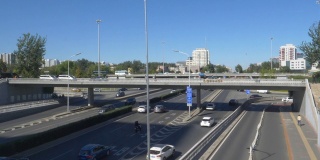 慢镜头:通勤者在高速公路上行驶，在天桥下奔跑
