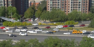 慢镜头:汽车在高速公路上行驶，交通堵塞形成了相反的车道