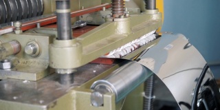 用于生产钢管的金属板材切割机。包装钢板卷，冷轧钢板卷