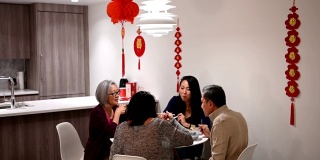 家人在中国新年吃饭