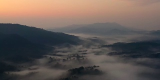 日出在清晨的山峦和雾中