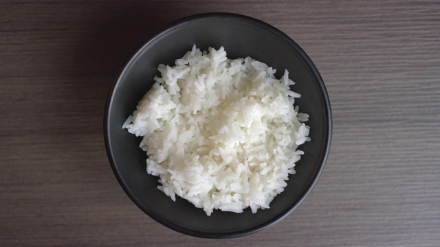 米饭在碗顶部视图