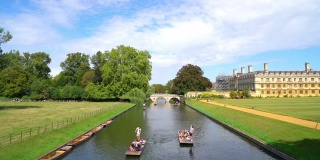 在剑桥的康河上玩平底船的游客
