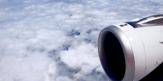 从飞机窗口看云天空