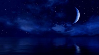 在平静的海面上，星夜的夜空中，奇妙的大半月形月亮视频素材模板下载