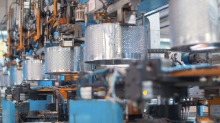 制造工厂生产洗衣机滚筒的自动机器视频素材模板下载