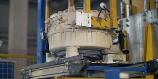 洗衣机滚筒在制造工厂的自动线上移动