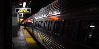 开往新泽西的纽约中转列车。城市通勤生活方式的概念，化石能源，美国的铁路工业。
