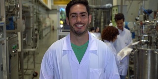 开朗英俊的男学生在大学实验室面对镜头微笑