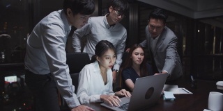 4K超高清:亚洲经理或老板向团队讲解工作。