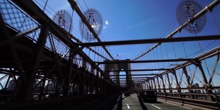 布鲁克林大桥耸立在美国纽约市的哈德逊河上。移动拍摄。