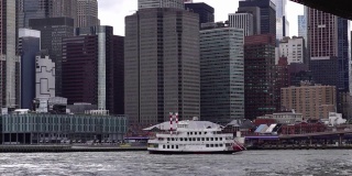 历史悠久的蒸汽船在河上，曼哈顿摩天大楼天际线，纽约市中心金融区。