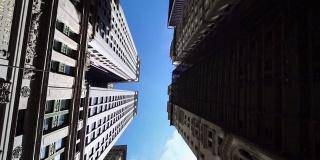 仰望在纽约纽约曼哈顿现代商业摩天大楼的滑翔镜头