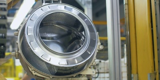 洗衣机滚筒在工厂的生产线上制造