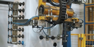 在工业工厂的机器人设备上装配洗衣机