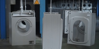 在现代化的工厂里，洗衣机的机壳在自动传送带上移动