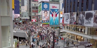 人们在日本大阪道顿堀行走。