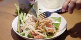 吃青瓜沙拉，用生木瓜丝做的辣沙拉。