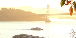 日出期间旧金山湾的渡轮