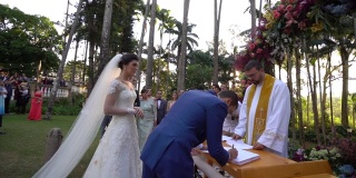 新娘在婚礼书上签名