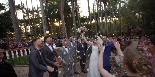 快乐的新婚夫妇身上撒着五彩纸屑