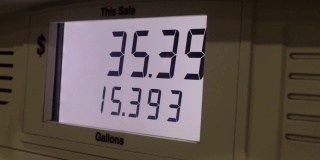 在加油站显示数字上升