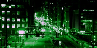 绿色夜视模式下的超现实城市街道