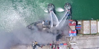 一艘正在燃烧的消防船在港口货物火灾事故中扮演消防角色