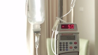 住院病人静脉滴注生理盐水。视频素材模板下载