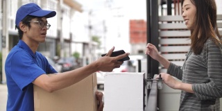 快递员将包裹送到客户家中，通过智能手机签名接收