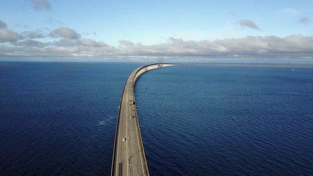 厄勒海峡大桥，连接瑞典和丹麦