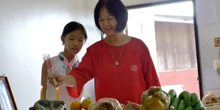 快乐的亚洲家庭在中国新年庆祝活动中祈祷繁荣