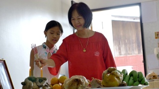 快乐的亚洲家庭在中国新年庆祝活动中祈祷繁荣视频素材模板下载
