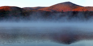 佛蒙特州基林顿的一个小湖上的秋雾