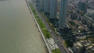 阳光明媚的一天，珠海市区交通湾空中俯瞰4k中国全景视频素材模板下载