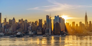 纽约日出时曼哈顿中城的天际线，太阳升起的时间间隔