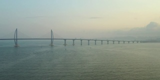 日落天空飞行在著名的澳门香港交通大桥空中全景4k中国